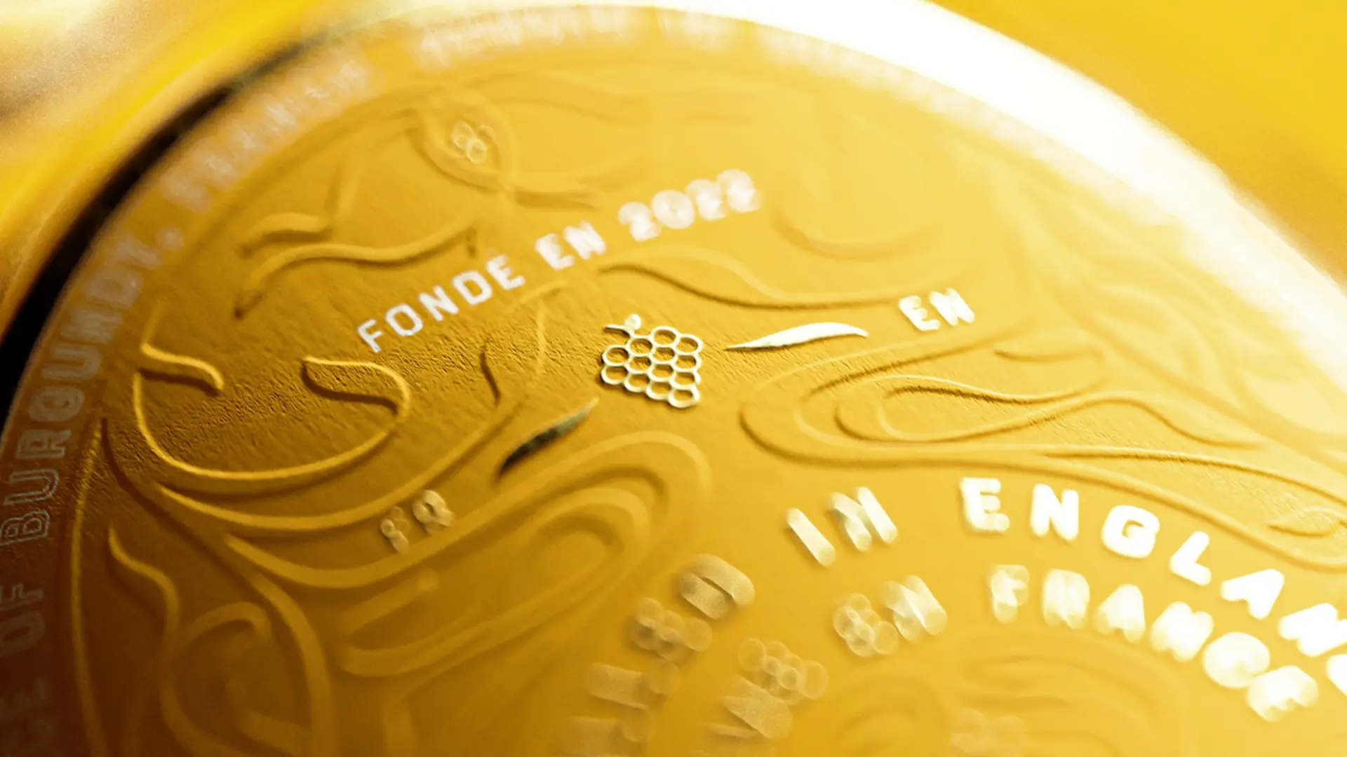 Renais Gin embossed bottle detail